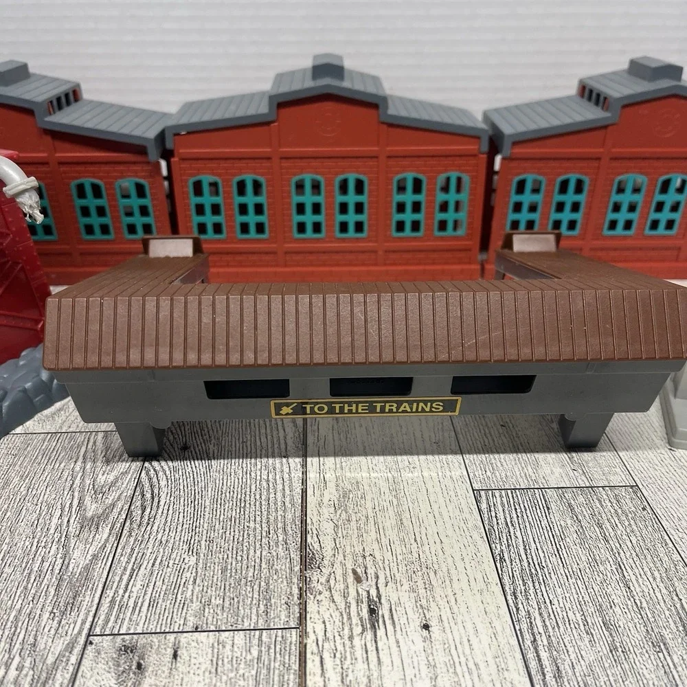 Thomas & Friends TrackMaster Buildings Lot - Water Tower, Footbridge, Sheds